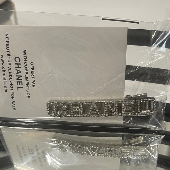 NEW Chanel Beauty Hair Clips CC Rhinestones - Picture 3 of 7